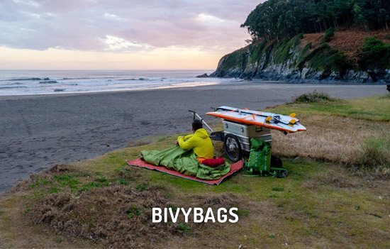 Exped Shop Bivybags - Biwacksäcke. Was die Hardshell-Regenjacke für den Tag, ist der Biwaksack für die Nacht: die Schutz-Schicht für den Schlaf bei Nässe und Kälte. Das Zelt kann zu Hause bleiben, womit das Ausrüstungsgewicht wesentlich minimiert ist.