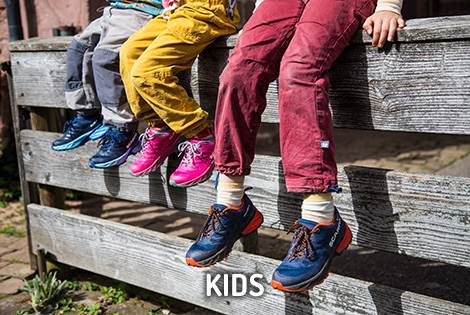 SCARPA Shop Kids - aktuelle Kollektion für Kinder Bergschuhe im Sommer 2023. Mit einem Paar SCARPA Schuhen an den Füßen können auch Kinder zusammen mit ihren Eltern eine Vielzahl von Abenteuern erleben, ob Spaziergänge durch die Stadt oder Wanderungen durch den Wald. Für die Allerkleinsten gibt es schnürfreie Paare, die das Ein- und Aussteigen erleichtern. Für ambitionierte Jugendliche gibt es wasserdichte, robuste Schuhe, die für Ausflüge auf nassem Gelände und bei Regen geeignet sind.