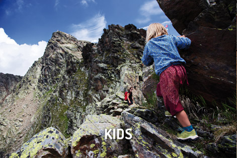SCARPA Shop Kids - aktuelle Kollektion für Kinder Bergschuhe im Sommer 2022. Mit einem Paar SCARPA Schuhen an den Füßen können auch Kinder zusammen mit ihren Eltern eine Vielzahl von Abenteuern erleben, ob Spaziergänge durch die Stadt oder Wanderungen durch den Wald. Für die Allerkleinsten gibt es schnürfreie Paare, die das Ein- und Aussteigen erleichtern. Für ambitionierte Jugendliche gibt es wasserdichte, robuste Schuhe, die für Ausflüge auf nassem Gelände und bei Regen geeignet sind.