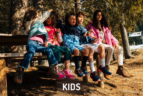 SCARPA Shop Kids - aktuelle Kollektion fr Kinder Bergschuhe im Sommer 2025. Mit einem Paar SCARPA Schuhen an den Fen knnen auch Kinder zusammen mit ihren Eltern eine Vielzahl von Abenteuern erleben, ob Spaziergnge durch die Stadt oder Wanderungen durch den Wald. Fr die Allerkleinsten gibt es schnrfreie Paare, die das Ein- und Aussteigen erleichtern. Fr ambitionierte Jugendliche gibt es wasserdichte, robuste Schuhe, die fr Ausflge auf nassem Gelnde und bei Regen geeignet sind.