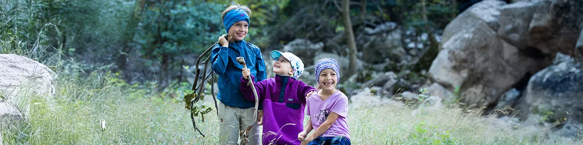 Kinder beim spielen im Wald