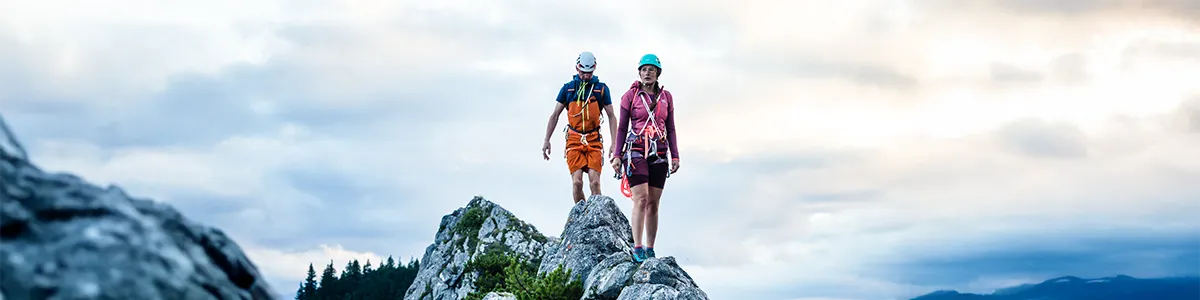 Bergsteiger mit Rucksack in alpiner Landschaft