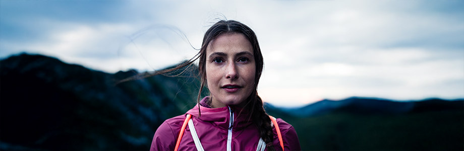 BEKLEIDUNG FRAUEN, Foto: Moritz Attenberger Outdoor Bekleidung Frauen | Damen